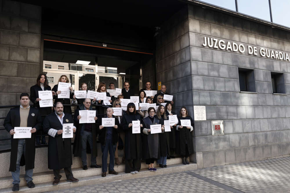 Momento de la Concentración en la Audiencia Provincial de Navarra de letrados de la Administración de Justicia en huelga desde el 24 de enero. EFE/ Jesús Diges