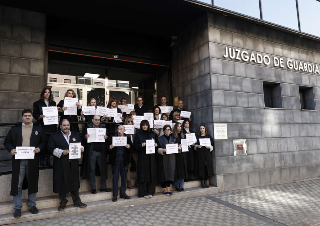 Momento de la Concentración en la Audiencia Provincial de Navarra de letrados de la Administración de Justicia en huelga desde el 24 de enero. EFE/ Jesús Diges