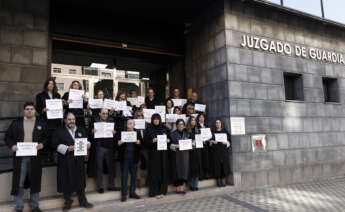 Momento de la Concentración en la Audiencia Provincial de Navarra de letrados de la Administración de Justicia en huelga desde el 24 de enero. EFE/ Jesús Diges