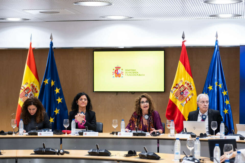 La ministra María Jesús Montero junto con parte de su equipo directivo que ha participado en la reunión con la delegación de la Comisión de Control Presupuestario del Parlamento Europeo, este martes en el Ministerio de Hacienda,