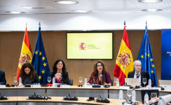 La ministra María Jesús Montero junto con parte de su equipo directivo que ha participado en la reunión con la delegación de la Comisión de Control Presupuestario del Parlamento Europeo, este martes en el Ministerio de Hacienda,