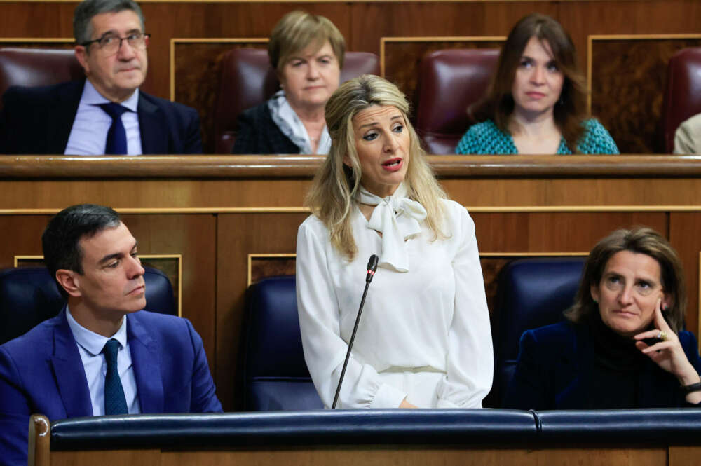 MADRID, 22/02/2023.- La vicepresidenta segunda y ministra de Trabajo, Yolanda Díaz (c), en presencia del presidente del Gobierno, Pedro Sánchez, interviene durante la sesión de control al Gobierno celebrada este miércoles en el Congreso de los Diputados. EFE/ Zipi