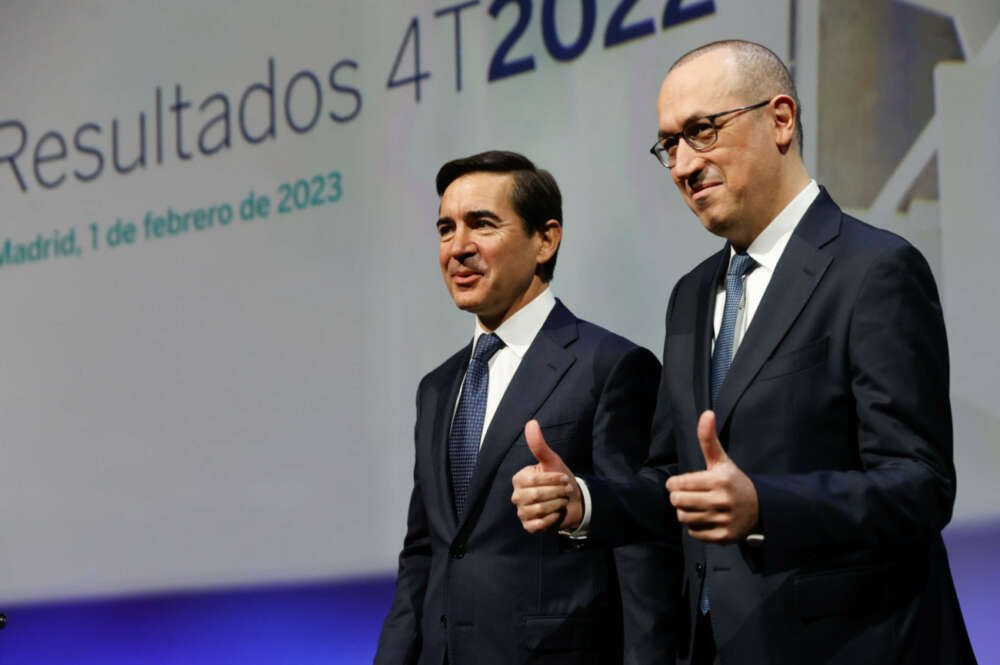 El presidente de BBVA, Carlos Torres Vila, y el consejero delegado, Onur Genç. EFE/Mariscal