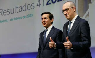 El presidente de BBVA, Carlos Torres Vila, y el consejero delegado, Onur Genç. EFE/Mariscal
