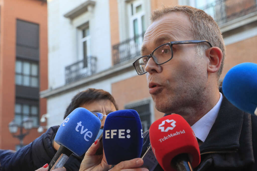  El letrado Juan José Yañez durante una rueda de prensa convocada por los letrados de la administración de Justicia a las puertas del ministerio de Justicia donde negocian por la huelga que mantienen desde el 24 de enero sin que hayan alcanzado acuerdo. EFE/ Fernando Alvarado