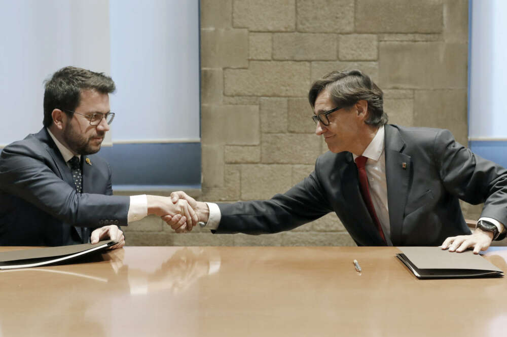 GRAFCAT5620. BARCELONA, 01/02/2023.- El presidente de la Generalitat, Pere Aragonès, y el líder del PSC, Salvador Illa (d), en el Palau de la Generalitat durante la firma del acuerdo que el Govern y el PSC han alcanzado para aprobar los presupuestos para este año. EFE/Andreu Dalmau