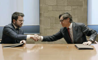 GRAFCAT5620. BARCELONA, 01/02/2023.- El presidente de la Generalitat, Pere Aragonès, y el líder del PSC, Salvador Illa (d), en el Palau de la Generalitat durante la firma del acuerdo que el Govern y el PSC han alcanzado para aprobar los presupuestos para este año. EFE/Andreu Dalmau