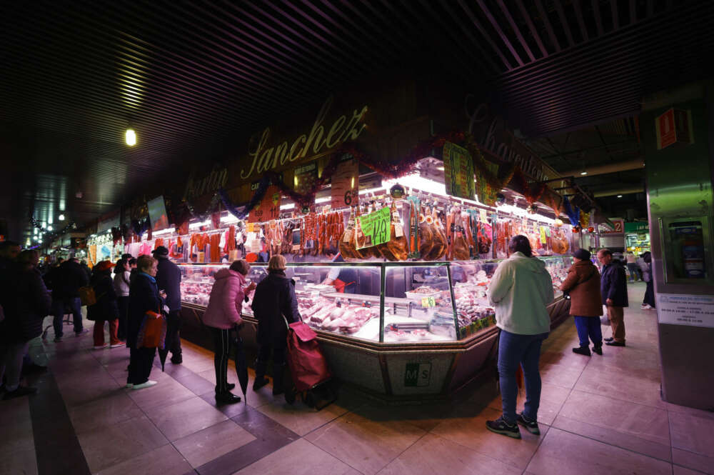 Vista general de puestos de alimentación en el Mercado Maravillas en Madrid. EFE/Javier Lizón