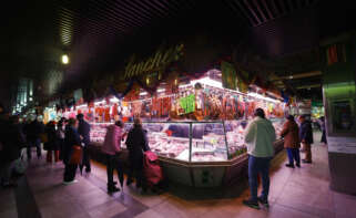 Vista general de puestos de alimentación en el Mercado Maravillas en Madrid. EFE/Javier Lizón