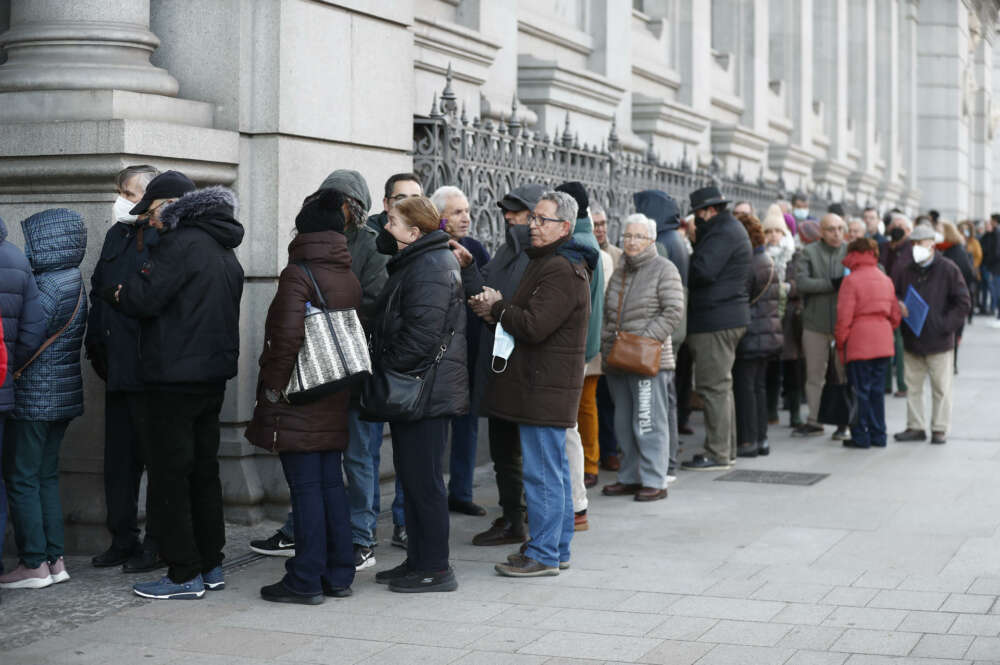 Cientos de personas esperando comprar Letras del Tesoro. Foto Javier Lizón - EFE