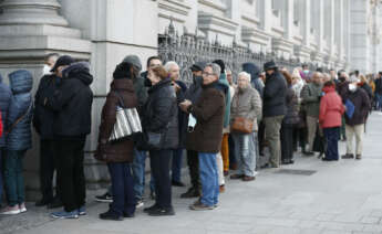 Cientos de personas esperando comprar Letras del Tesoro. Foto Javier Lizón - EFE