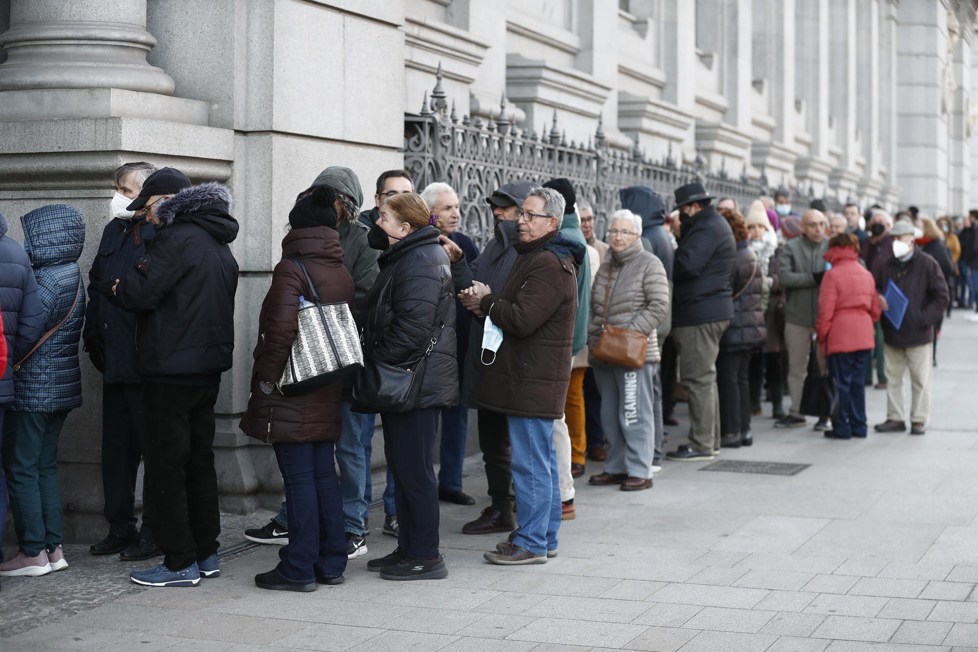 Cientos de personas esperando comprar Letras del Tesoro. Foto Javier Lizón - EFE