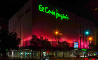 Fachada exterior de El Corte Inglés de noche
