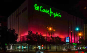 Fachada exterior de El Corte Inglés de noche