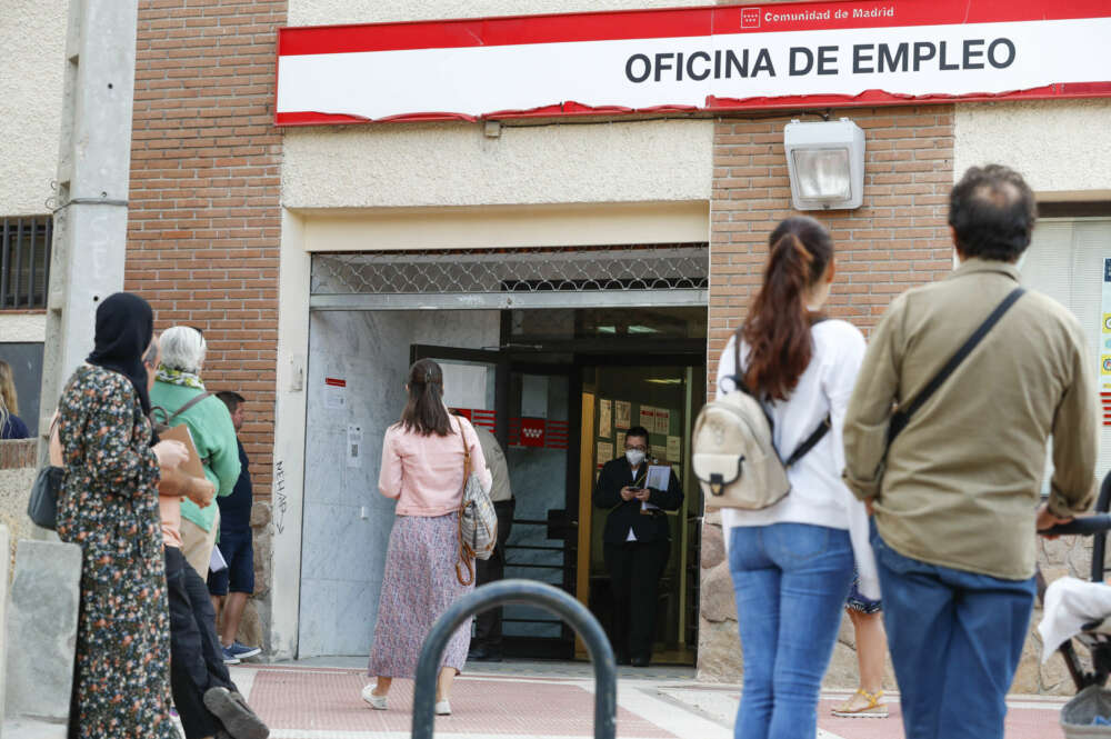 Varias personas hacen cola para acceder a una oficina de empleo en Madrid. EFE/ Luis Millán