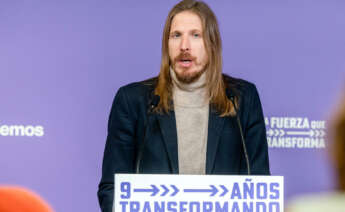El portavoz de Podemos, Pablo Fernández, ofrece una rueda de prensa este lunes en Madrid. EFE/ Fernando Villar