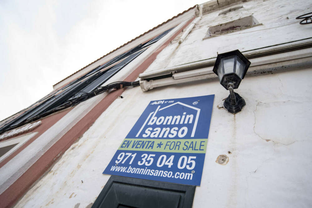 MAHÓN (MENORCA), 28/03/2022.- El número de hipotecas constituidas sobre viviendas en Baleares se situó en 751 durante enero, un 13,6 % más que en el mismo mes de 2021 y un 9,6 % menos que el pasado diciembre. En España, durante el primer mes de este año se firmaron 36.185 hipotecas, un 29,4 % más que en enero de 2021 y un 10 % que el pasado diciembre, según los datos publicados este lunes por el Instituto Nacional de Estadística (INE). En laimagen, cartel de una inmobiliaria en una vivienda de Mahón. EFE/David Arquimbau