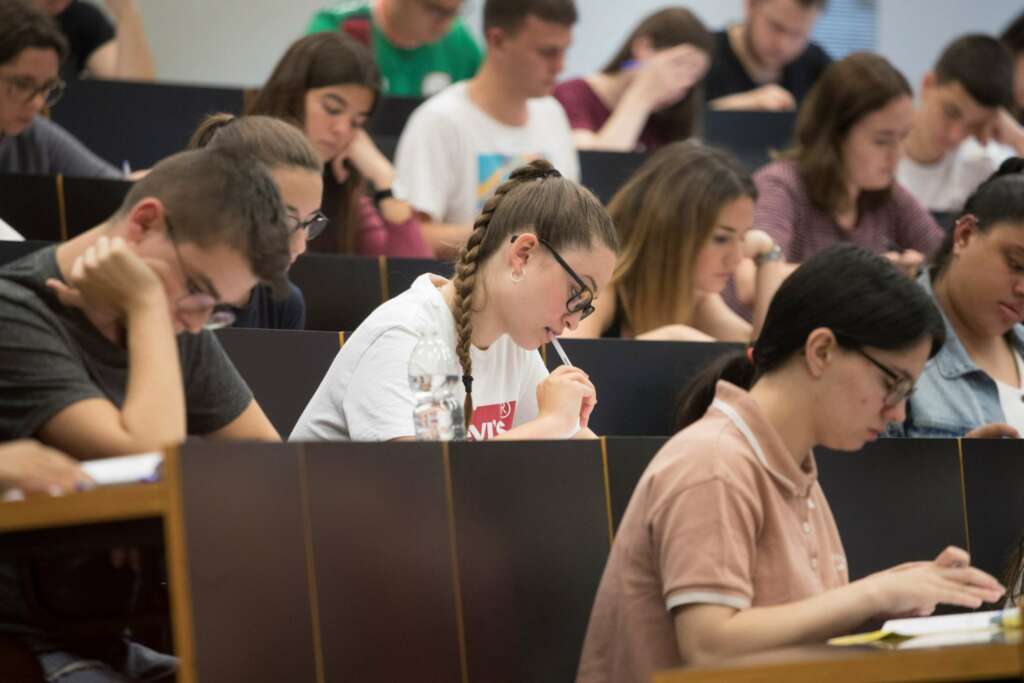 Un grupo de estudiantes al inicio del examen. EFE/ Marta Pérez