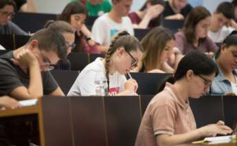 Un grupo de estudiantes al inicio del examen. EFE/ Marta Pérez