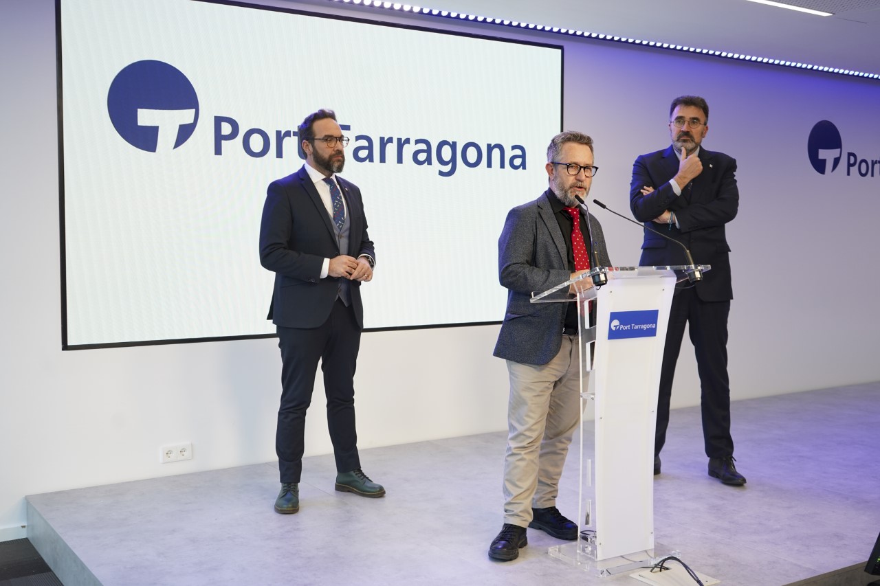 The ports of Barcelona and Tarragona present allegations against the environmental tax on large ships