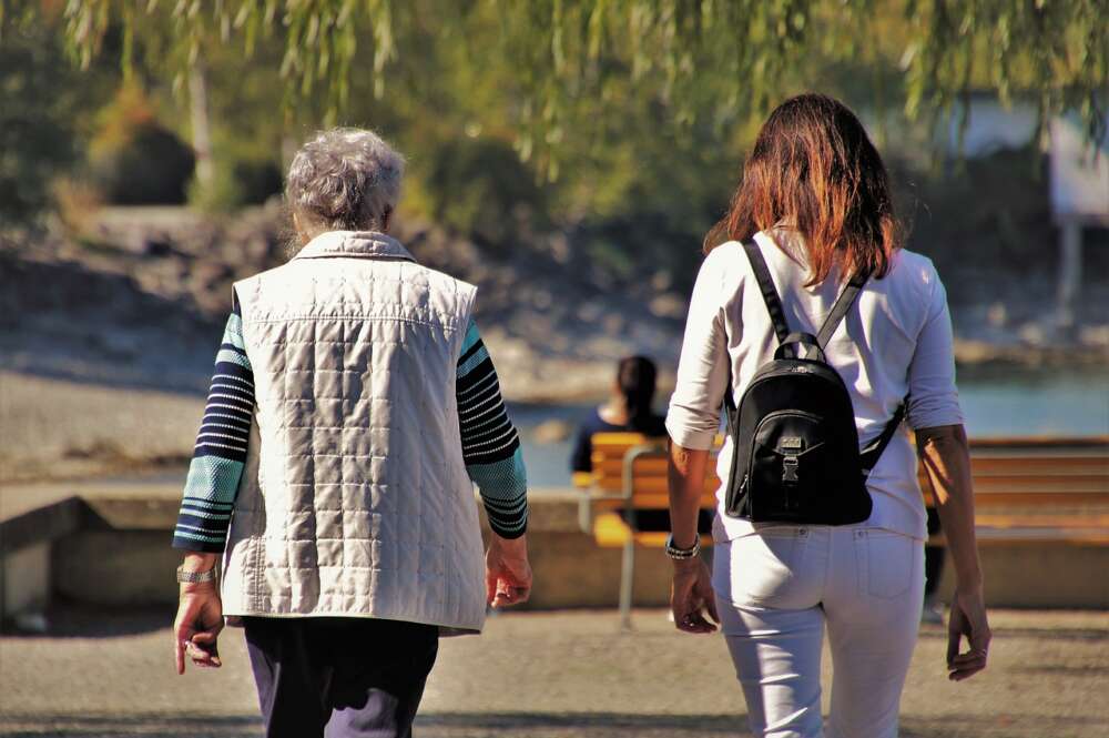 Una madre y una hija dan un paseo. Foto: Pixabay.