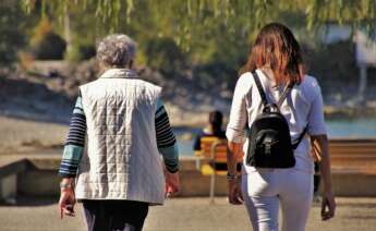 Una madre y una hija dan un paseo. Foto: Pixabay.