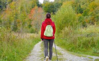 Una mujer camina. Foto: Pixabay.