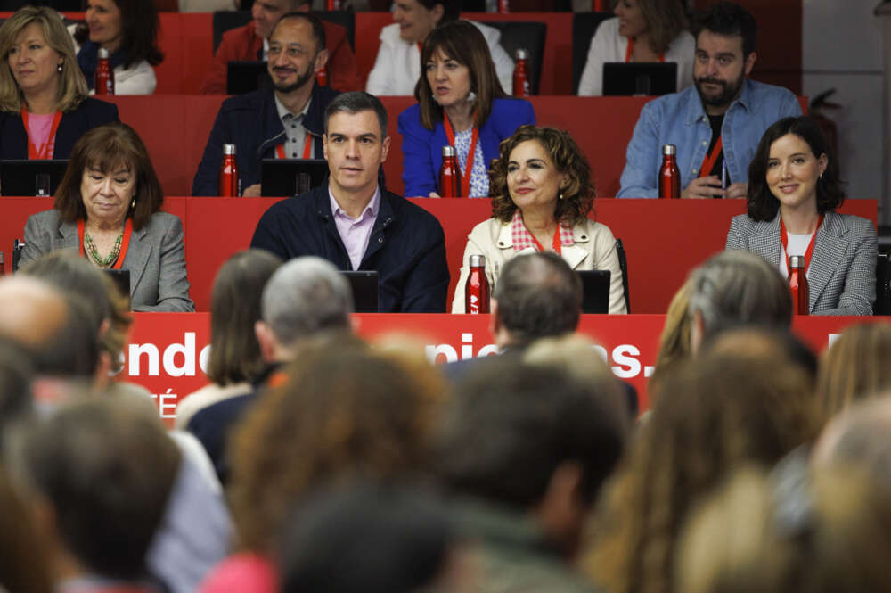 La presidenta del partido Cristina Narbona, el presidente del Gobierno y secretario general del PSOE Pedro Sánchez, la ministra de Hacienda y vicesecretaria general del partido María Jesús Montero y la secretaria de Igualdad del PSOE Andrea Fernández Benéitez asisten a la reunión del Comité Federal del PSOE en la calle Ferraz en Madrid, este sábado. EFE/ Sergio Pérez