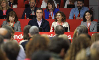 La presidenta del partido Cristina Narbona, el presidente del Gobierno y secretario general del PSOE Pedro Sánchez, la ministra de Hacienda y vicesecretaria general del partido María Jesús Montero y la secretaria de Igualdad del PSOE Andrea Fernández Benéitez asisten a la reunión del Comité Federal del PSOE en la calle Ferraz en Madrid, este sábado. EFE/ Sergio Pérez