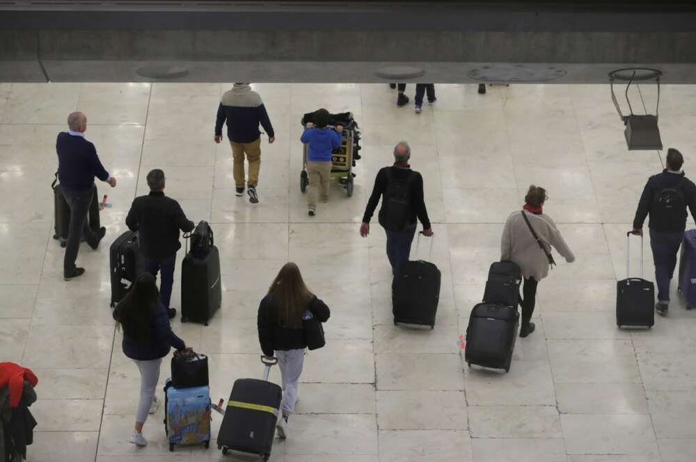 Varios viajeros caminan por una terminal del aeropuerto Adolfo Suárez Madrid-Barajas en Madrid. Imagen de archivo. EFE/JuanJo Martín
