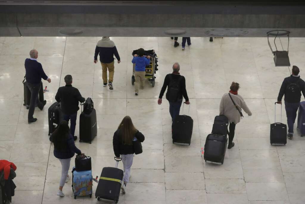 Varios viajeros caminan por una terminal del aeropuerto Adolfo Suárez Madrid-Barajas en Madrid. Imagen de archivo. EFE/JuanJo Martín