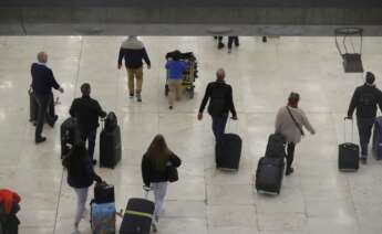 Varios viajeros caminan por una terminal del aeropuerto Adolfo Suárez Madrid-Barajas en Madrid. Imagen de archivo. EFE/JuanJo Martín