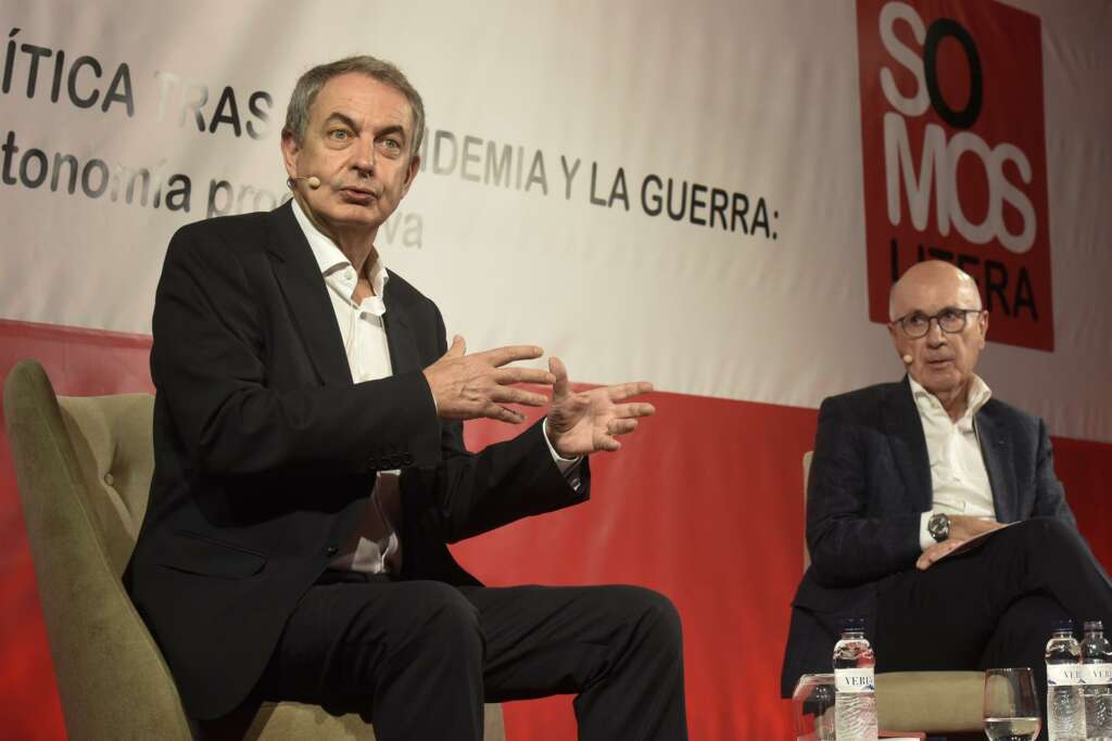 BINÉFAR (HUESCA), 19/10/2022.- El expresidente del Gobierno, José Luis Rodriguez Zapatero (i) junto al político Josep Antoni Durán i Lleida interviene en la décima edición del Foro Somos Litera que se ha celebrado en torno al tema "Nueva geopolítica tras la pandemia y la guerra: refuerzo de la autonomía productiva", este miércoles en Binéfar (Huesca). EFE/ Javier Blasco