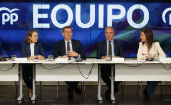 El presidente del PP, Alberto Núñez Feijóo (2i), junto a la secretaria general, Cuca GAmarra (i); el coordinador general, Elías Bendodo (2d); y Carmen Funez (d) durante la reunión del Comité Ejecutivo Nacional de la formación este lunes en Madrid. EFE/ Javier Lizon