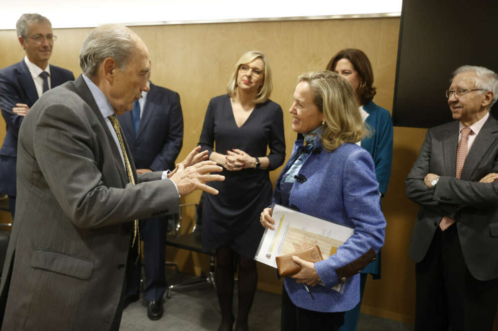 Nadia Calviño se reúne con patronales bancarias y Carlos San Juan, promotor de la campaña "Soy mayor, no idiota".