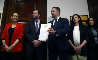 El presidente de Vox, Santiago Abascal, formaliza en el Registro del Congreso de los Diputados. EFE/ Juan Carlos Hidalgo