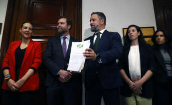 El presidente de Vox, Santiago Abascal, formaliza en el Registro del Congreso de los Diputados. EFE/ Juan Carlos Hidalgo