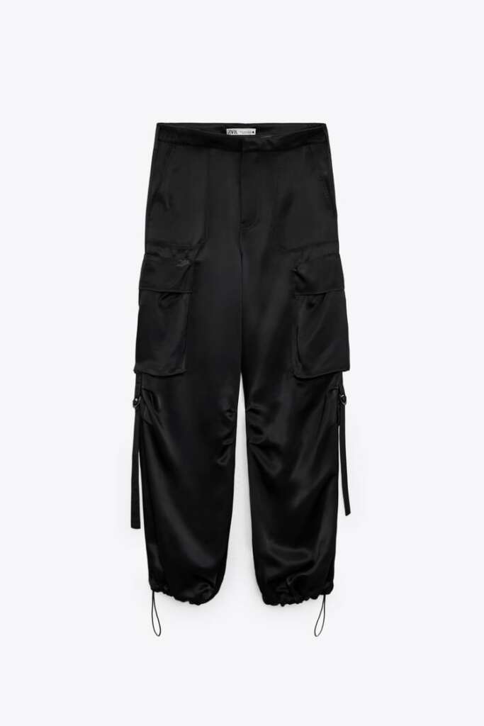 Los pantalones cargo  urbanos de color negro, disponibles en Zara.