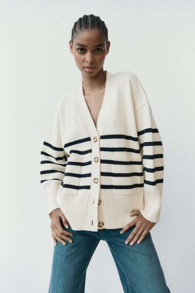 La chaqueta de punto de rayas horizontales de Zara.