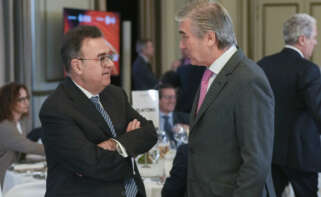 El presidente de Enagás, Antonio Llardén Carratalá, habla con el presidente de Naturgy, Francisco Reynes Massanet. EFE/ Borja Sánchez Trillo