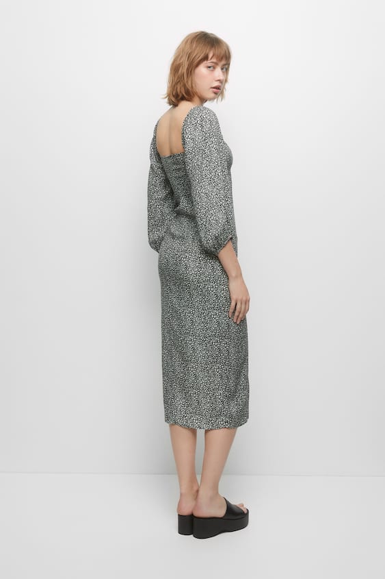 El vestido midi de manga francesa de Pull&Bear para estilos casual