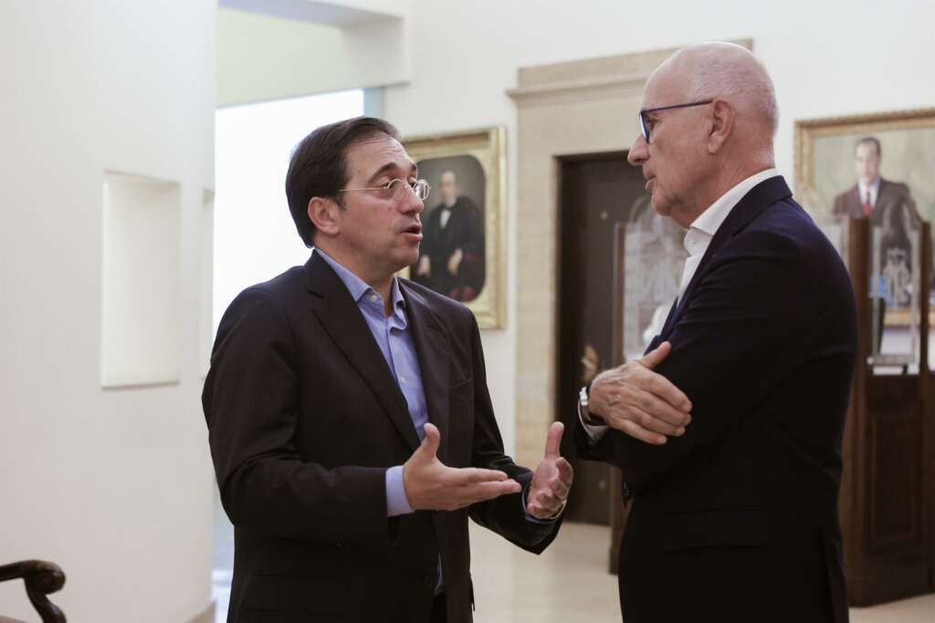 GRAF3791. BARCELONA, 09/09/2022.- El ministro de Asuntos Exteriores, José Manuel Albares (i), conversa el presidente de la Academia Europea Leadership, Josep Antoni Duran Lleida (d), tras inaugurar la segunda edición del curso "Liderazgo parar la Europa del s. XXI, este viernes en Barcelona. EFE/ Quique García