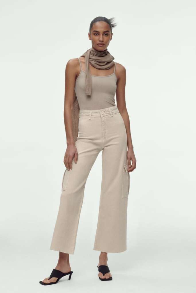 Los jeans estilo cargo de Zara en color beige.