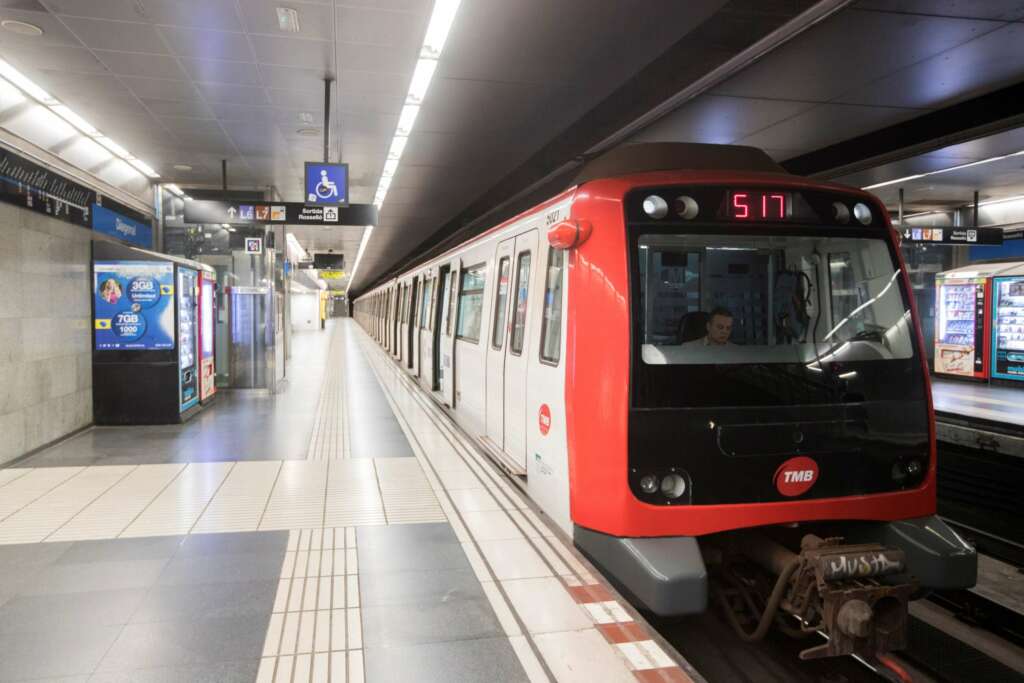 GRAF2176. BARCELONA, 17/04/2020.- El metro y autobuses municipales de Barcelona han parado cinco minutos a las 20:00 h en señal de duelo por la muerte de un conductor municipal de 52 años, fallecido esta mañana a consecuencia del COVID-19. EFE/Marta Pérez.