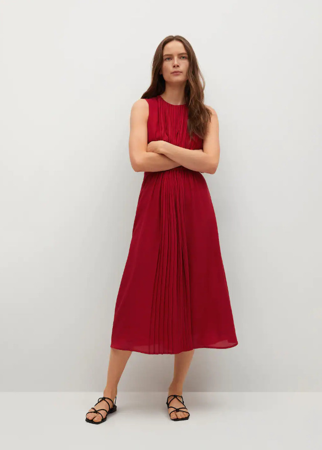 El vestido con detalles plisados de Mango Outlet ahora de oferta