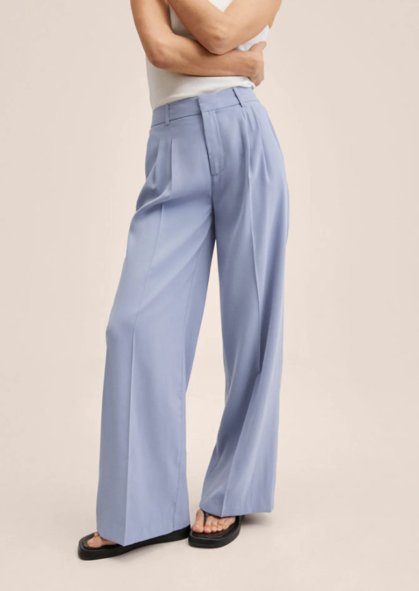 El pantalon de pinzas de Mango Outlet ideal para ir a la oficina