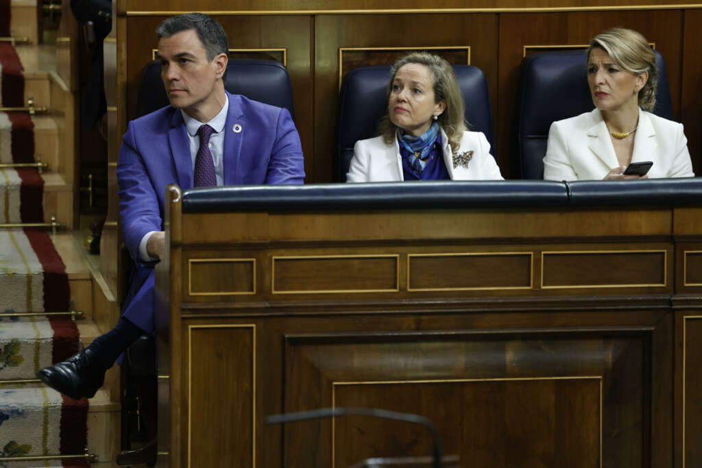 El presidente del Gobierno, Pedro Sánchez, junto a la vicepresidenta primera y ministra de Asuntos Económicos, Nadia Calviño, y a la vicepresidenta segunda y ministra de Trabajo, Yolanda Díaz, en el Congreso de los Diputados. EFE/Chema Moya