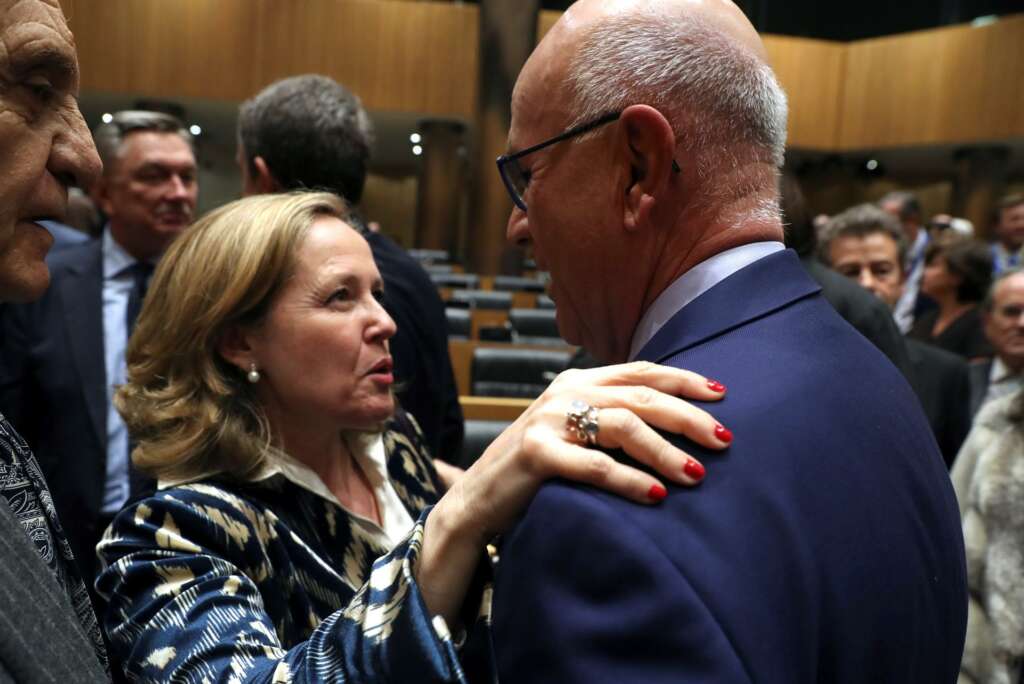 GRAF4350. MADRID, 02/04/2019.- El exdiputado y exportavoz en el Congreso de la antigua CiU Josep Antoni Duran i Lleida, saluda a la ministra de Economía y Empresa, Nadia Calviño, tras la presentación de su libro de memorias políticas, esta tarde en el Congreso de los Diputados. J.J. Guillén