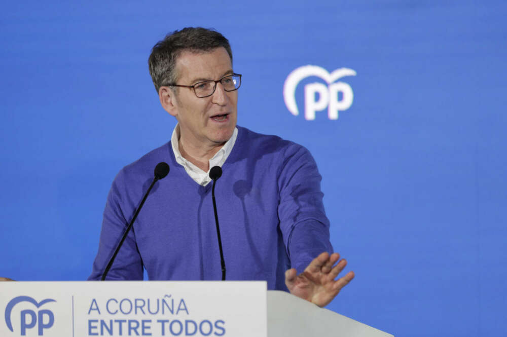 A CORUÑA, 04/03/2023.- El líder nacional del PP, Alberto Núñez Feijóo, participa en un cocido popular del partido en A Coruña, este sábado, en un evento en que ha instado a adelantar las elecciones generales al mes de mayo, en coincidencia con las municipales, ante lo que considera la "degeneración" del Gobierno de Pedro Sánchez, por cuestiones como el caso Mediador, la ley del solo sí es sí o la marcha de Ferrovial de España. EFE/Cabalar