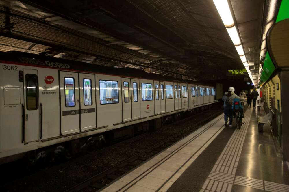 GRAF4447. BARCELONA, 13/03/2021.- Los Mossos han detenido este sábado en Barcelona a un hombre que amenazaba e intentaba agredir con un cuchillo de grandes dimensiones a los pasajeros del Metro, ha informado la policía catalana, que no descarta que el suceso lo haya protagonizado una persona con problemas mentales. EFE/Marta Pérez